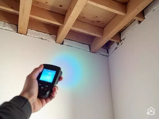 Comment supprimer un pont thermique au plafond ?